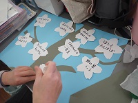 本の紹介用ボードを制作中の画像