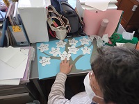 桜の花に見立てた本の紹介カード作成中の画像