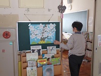 紹介された本を紹介棚に入れる作業の画像