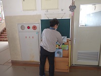棚に本を並べる作業中の画像