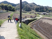 登山口へ向かう児童の列の画像