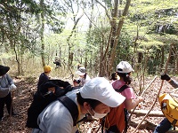 休憩所にて最後尾の班を待つ児童らの画像