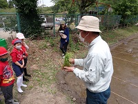 苗の植え方を教えてもらう児童らの画像