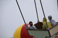 アミーゴバルーに乗る児童らの画像