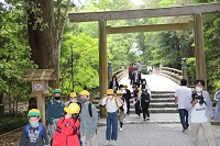 内宮を参拝する児童らの画像