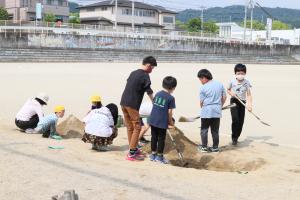 砂場で実験