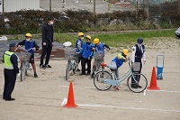 自転車の乗り方を学ぶ画像