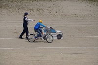 停車車両を追い越す際のルールを学ぶ画像