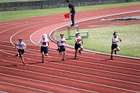 スタート後徐々に差が開く選手らの画像