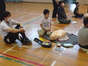 AEDの使用を学ぶ児童らの画像