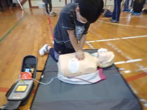 AEDと胸骨圧迫の画像