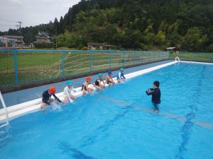 体に水を掛けいよいよ入水の画像