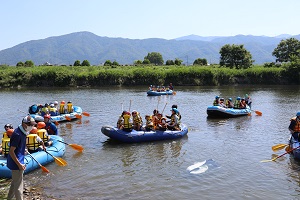 水面に揃う各艇の画像