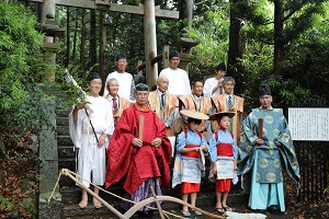 神主さん他早乙女らの集合写真画像