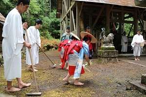 早乙女に扮し手植えを奉納する児童らの画像