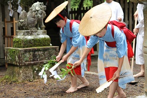 真榊と扇子を手に奉納する早乙女の画像