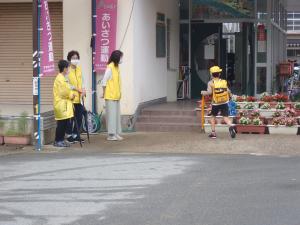 挨拶を交わし花を魅入る児童の画像