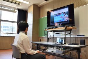 台湾の中学生とオンライン交流する生徒