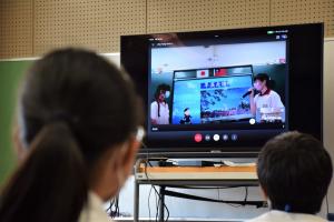 台湾の中学生の発表を聞く生徒
