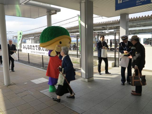 亀岡駅前で街頭啓発活動を実施