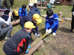竹炭作に挑戦する児童の画像
