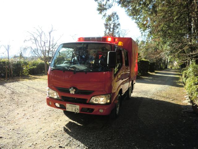 今年度に更新され、初めて訓練出動する団本部積載車（龍潭寺での訓練風景）の画像