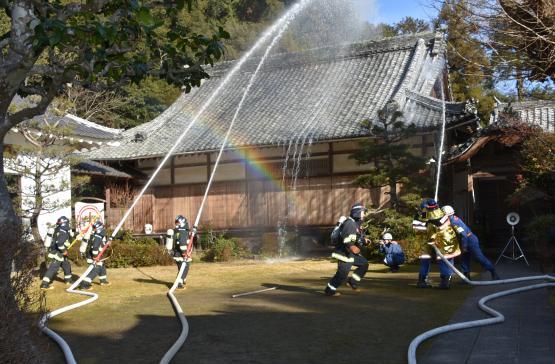 消防署と合同で放水活動を実施（龍潭寺での訓練風景）の画像