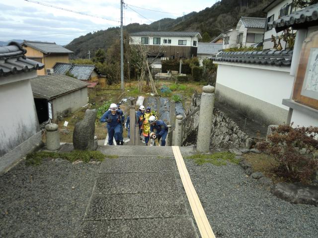 ホース延長を行う篠分団員（如意寺での訓練風景）の画像