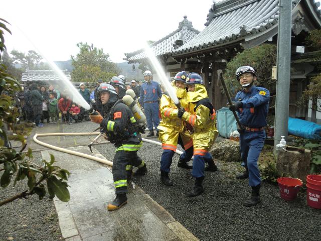 消防署と合同で放水活動を実施（如意寺での訓練風景）の画像