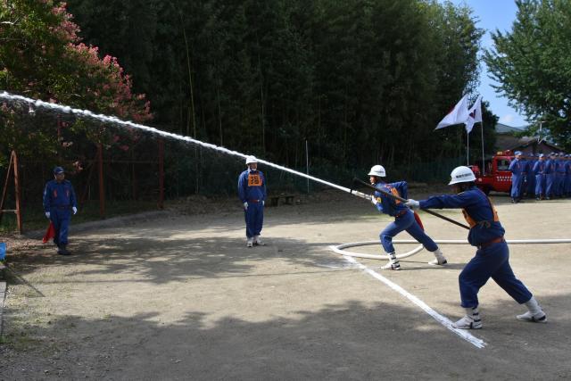 消火活動の基礎となるポンプ操法を披露する河原林分団員の画像