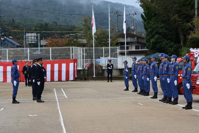 菊井調査官が団員の服装や車両、ポンプなどの機械器具の整備状況を確認の画像