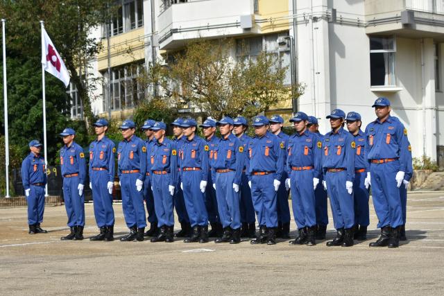 小隊訓練（停止間）を行う畑野分団員の画像