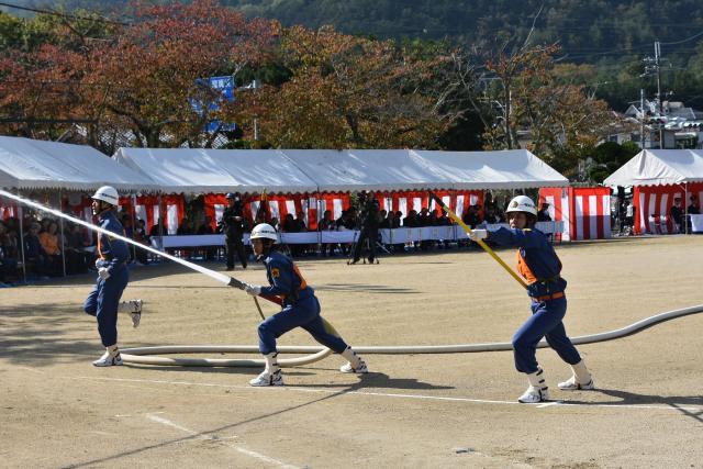 ポンプ操法訓練を行う畑野分団員の画像