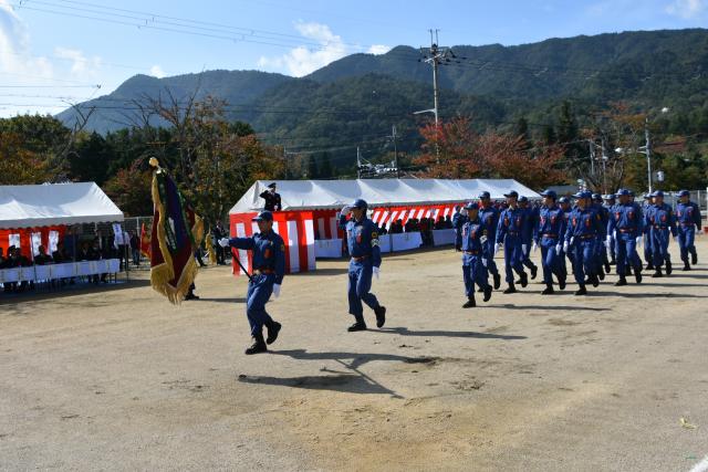 分列行進を行う畑野分団員の画像