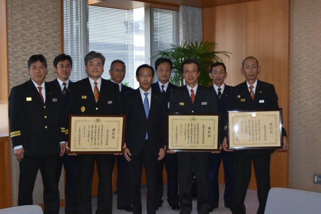 西脇隆俊京都府知事と受賞団体全員が記念の画像