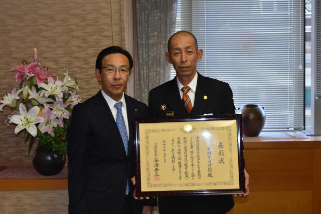 西脇隆俊京都府知事と中井和寿亀岡市消防団長が記念の画像