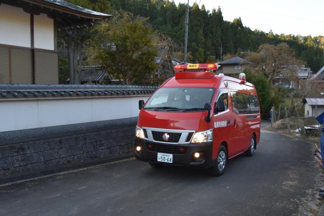 火災防ぎょ訓練（ブロック訓練）に出動する亀岡市消防団本部多機能車の画像
