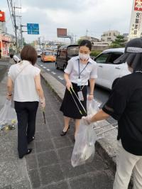 仲良くごみ拾いを進めます