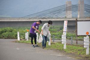 茂みのごみを探す人たち