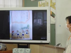 ドッジボールの題材を提示する教師の画像