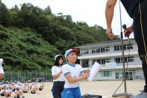 青組優勝の賞状を貰う児童の画像