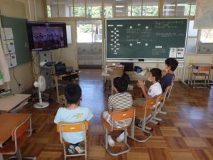 小木小学校の児童の発問に耳を傾ける児童の画像
