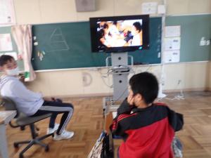 教室で視聴する本校児童の画像