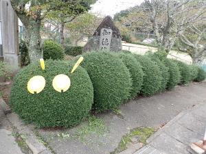 はらぺこあおむし似の丸い団子型植木の連続画像