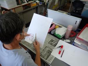 秋の星座に関する掲示物を制作中の画像
