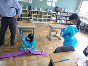 羽衣衣装を作る女子児童らの画像