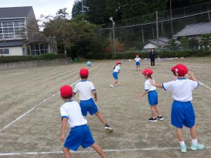 敵味方、ボールに集中する児童の画像