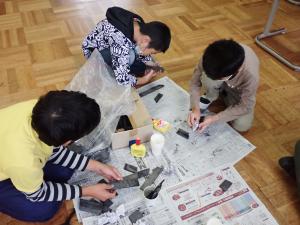 竹炭を加工する児童らの画像