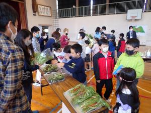 大盛況の販売会場の画像