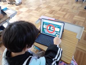 タブレット学習を進める児童の画像